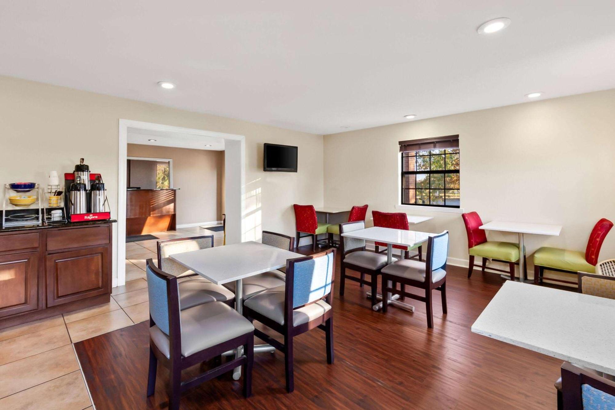 Days Inn By Wyndham Brownsville Экстерьер фото