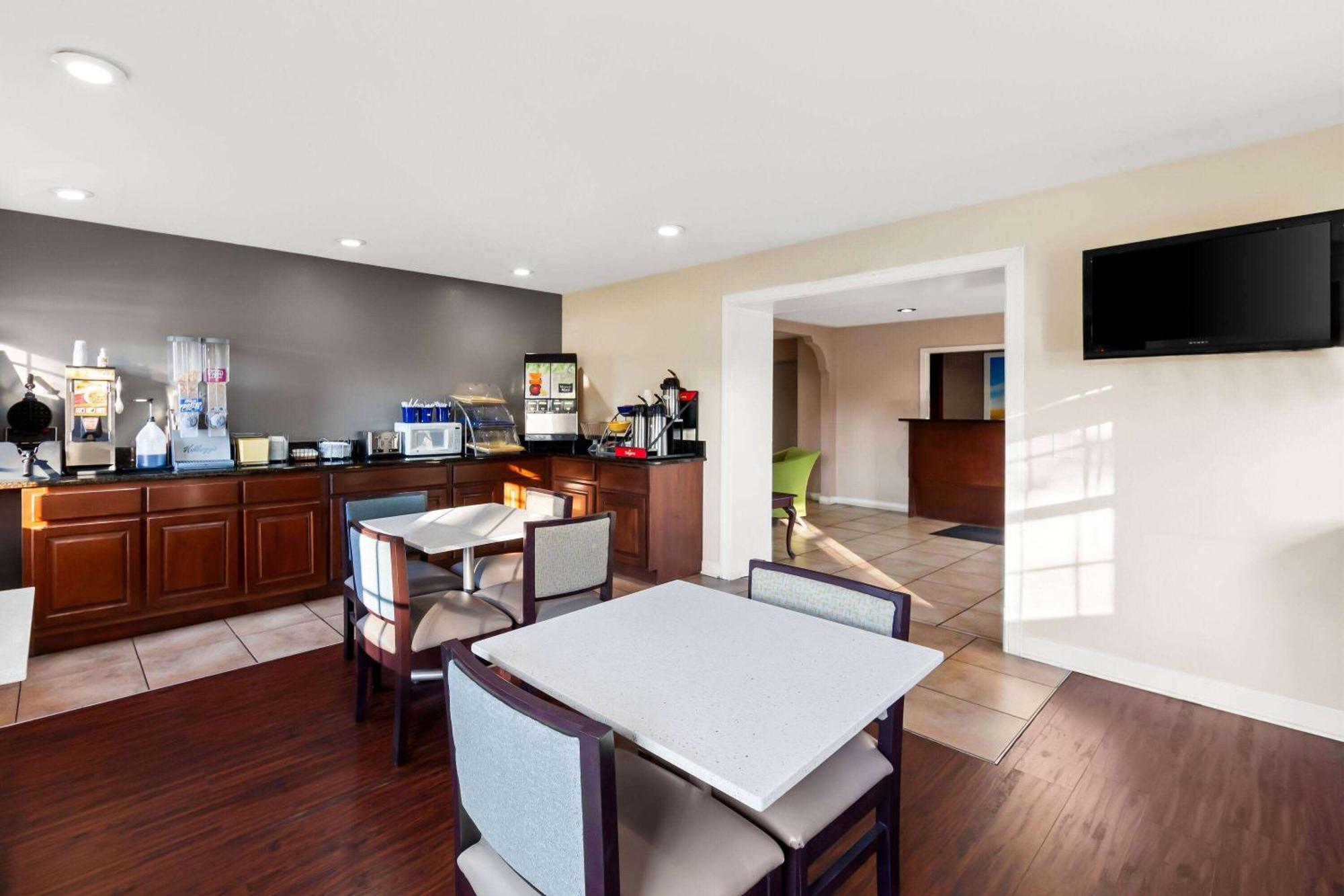 Days Inn By Wyndham Brownsville Экстерьер фото