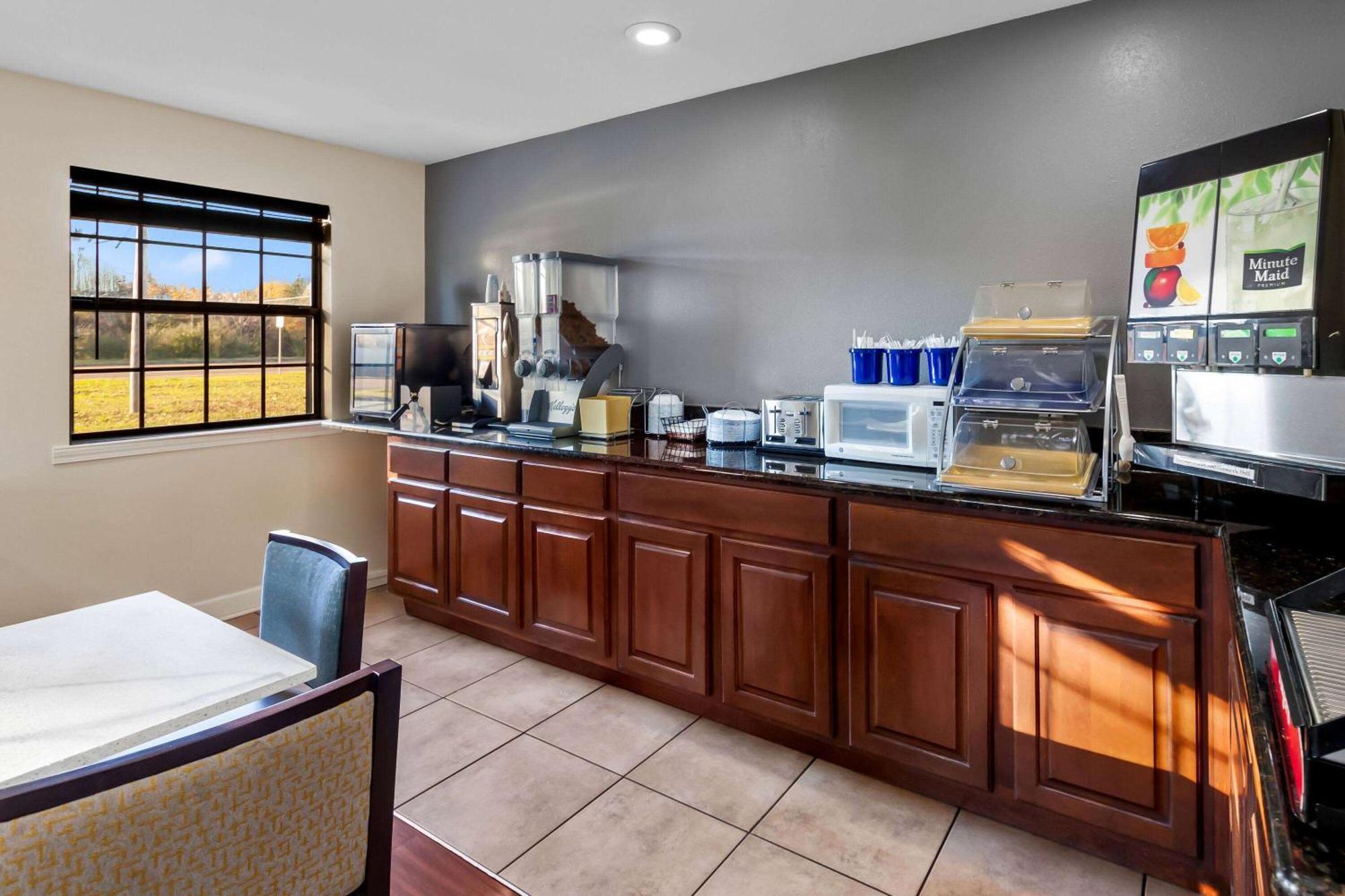 Days Inn By Wyndham Brownsville Экстерьер фото